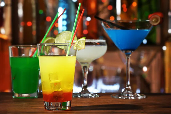 Glass of cocktail on the bar counter — Stock Photo, Image