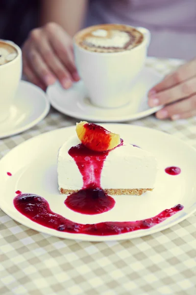 Pyszny sernik z sosem na stole w kawiarni — Zdjęcie stockowe