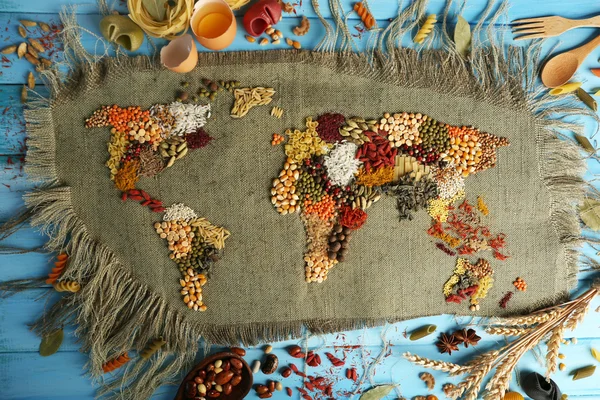 Ahşap arka plan üzerinde çul baharat