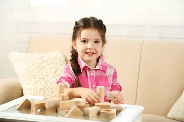 Niña jugando con cubos en el fondo interior de casa —  Fotos de Stock