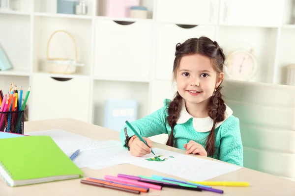 Cute little girl robi pracę domową, zbliżenie, na tle wnętrza domu — Zdjęcie stockowe