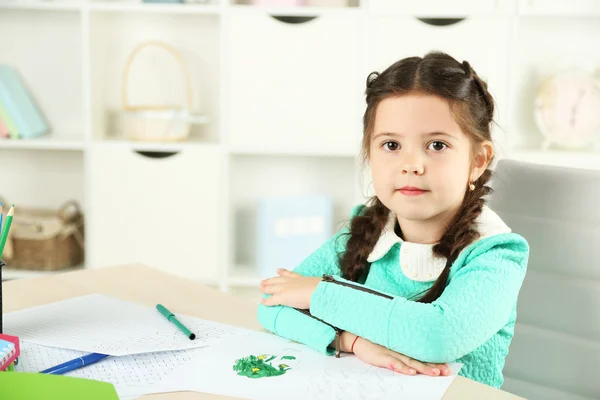 Aranyos kislány csinálja a házi feladatát, közelkép, otthoni belső háttér — Stock Fotó