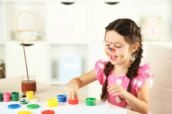 Cute little girl painting picture — Stock Photo, Image