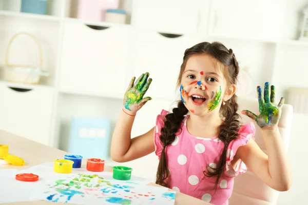 Schattig klein meisje schilderij foto — Stockfoto