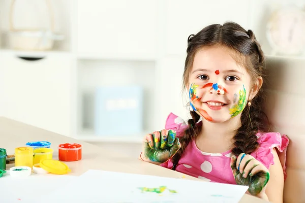 Cute little girl painting picture — Stock Photo, Image