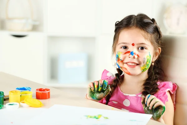 Schattig klein meisje schilderij foto — Stockfoto