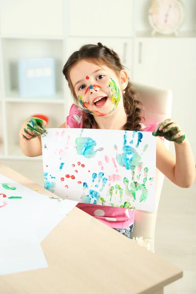 Χαριτωμένο κοριτσάκι ζωγραφίζει εικόνα — Φωτογραφία Αρχείου