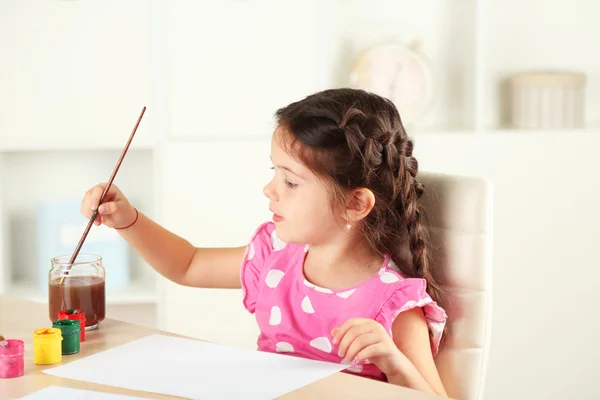 Schattig klein meisje schilderij foto — Stockfoto