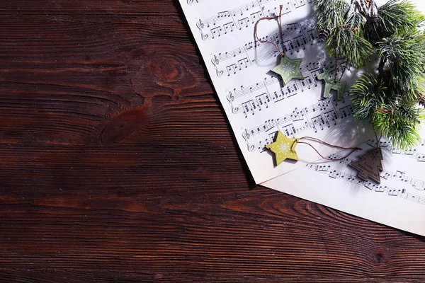 Música e decoração de Natal na mesa de madeira — Fotografia de Stock