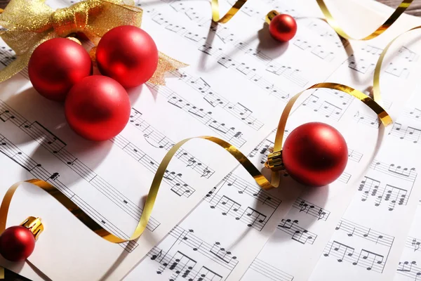 Nahaufnahme von Musik und Weihnachtsdekor — Stockfoto