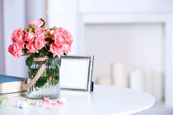 아름다운 장미가 식탁에 놓인 화병이 방에 있다 — 스톡 사진