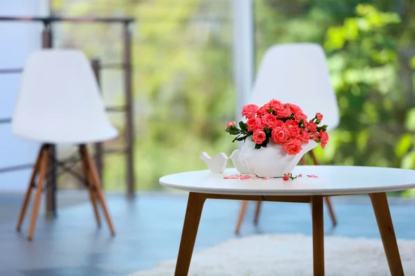 아름다운 장미가 식탁에 놓인 화병이 방에 있다 — 스톡 사진
