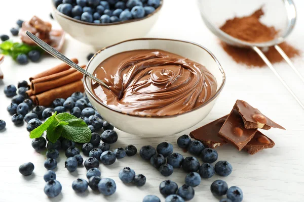 Hermosa composición con crema de chocolate y arándanos — Foto de Stock
