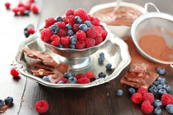 Hermosa composición con crema de chocolate y bayas maduras — Foto de Stock