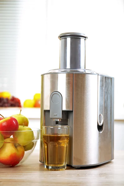 Juicer dan jus apel di meja dapur — Stok Foto