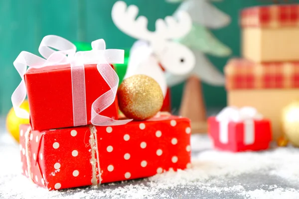 Presentes de Natal na cor de fundo de madeira — Fotografia de Stock