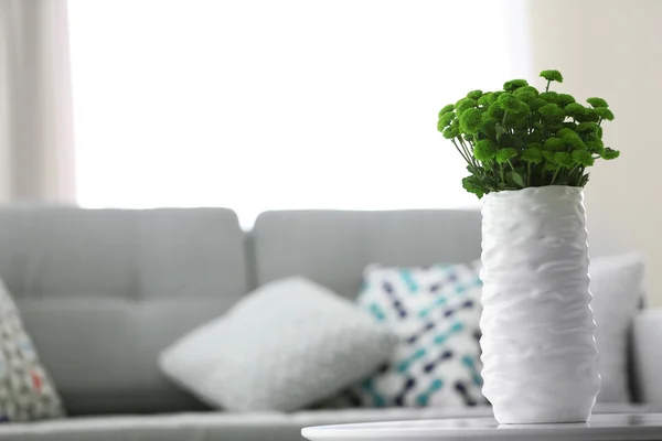 Schöne grüne Chrysanthemen in der Vase auf dem Tisch im Zimmer — Stockfoto