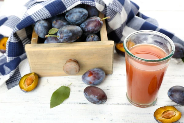 Succo di prugna in un bicchiere con frutta fresca — Foto Stock