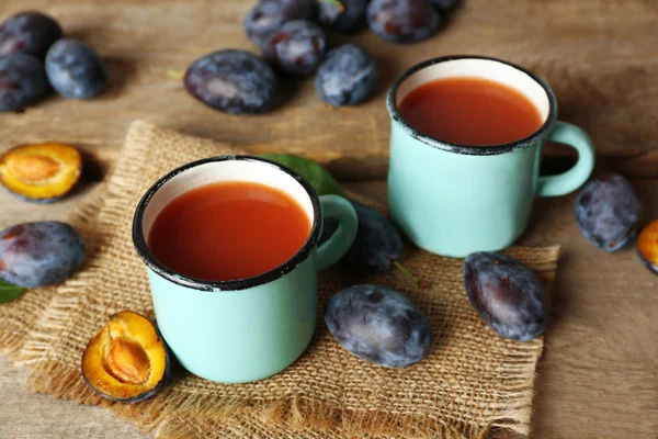 Succo di prugna in tazze con frutta fresca — Foto Stock