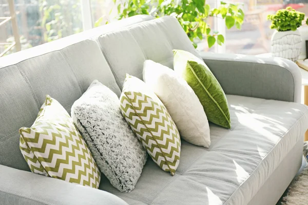 방에 화려한 베개 소파 — 스톡 사진