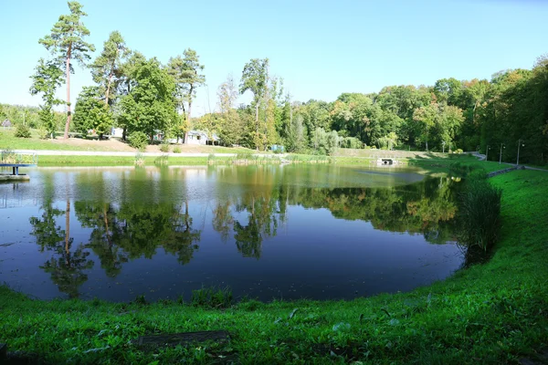 公園 Feofania の湖。キエフ、ウクライナ — ストック写真