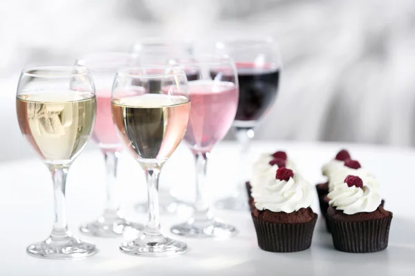 Tasting of wine and chocolate cupcakes, close up — Stock Photo, Image