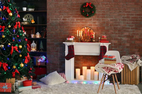 Krb s krásnou Vánoční dekorace v obýváku pohodlné — Stock fotografie