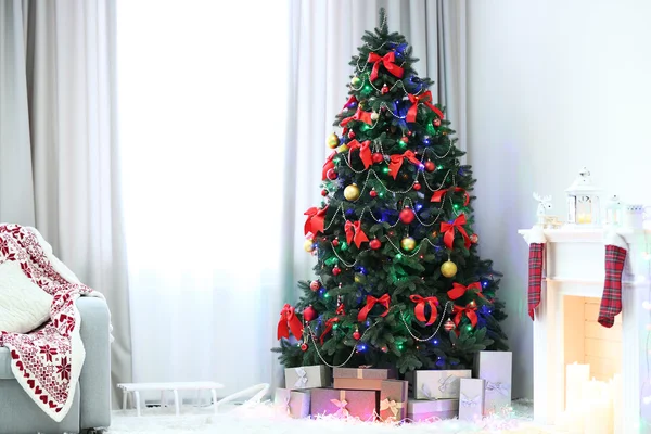 Árbol de Navidad perfecto con regalos debajo en la sala de estar — Foto de Stock