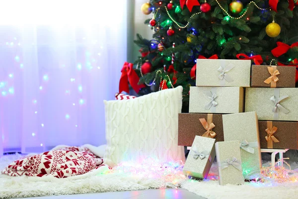 完美的圣诞树，客厅里有礼物 — 图库照片