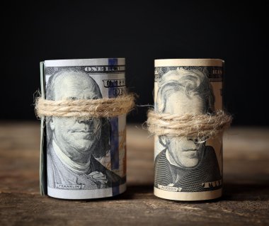 Koyu arka plan önünde ahşap masa dolar rulo