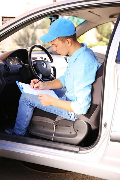 Pizza servis elemanı arabada, tablet ile yakın çekim