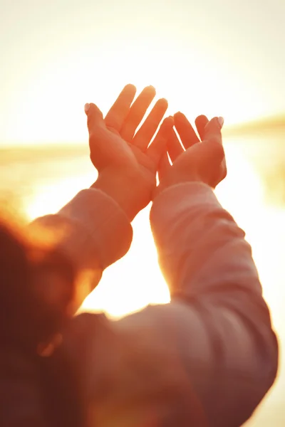 Manos en el fondo de luz solar — Foto de Stock