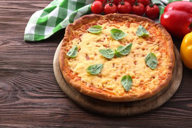 masada sebzeli peynirli pizza yakın çekim