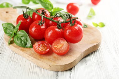 Ahşap masa üzerinde Fesleğenli domates yakın çekim