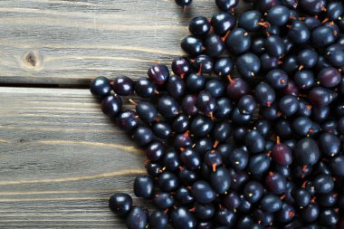 Ahşap masa üzerinde vahşi Siyah frenk üzümü yığını kapat