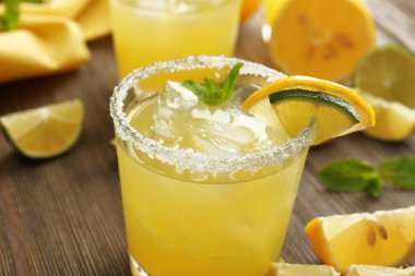 Limon suyu ahşap masa, closeup üzerinde gözlük