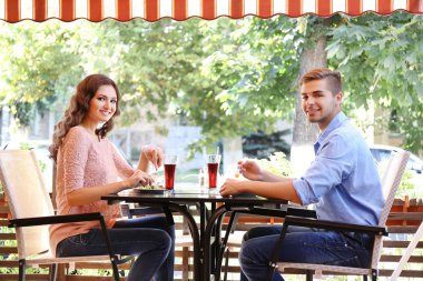 genç bir çift Öğle Yemeği 