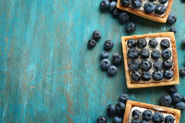 Gurme taze yaban mersini tart masada