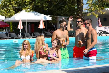 Gençler eğleniyor. 