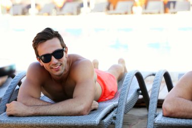 genç adam rahatlatıcı 