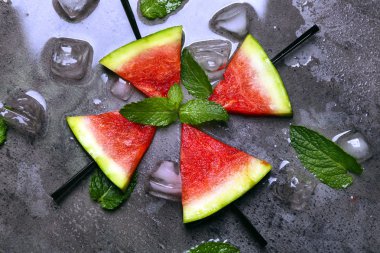 Meyve dondurma karpuz koyu arka plan üzerine dilimlenmiş