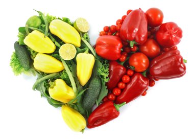 Beyaz izole kalp şekli sebze kompozisyon