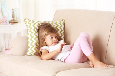 Güzel küçük kız.  