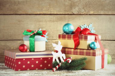 Tahta arka planda hediye kutuları