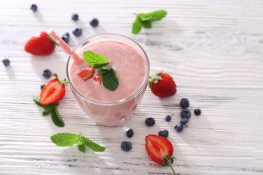 Hafif ahşap arka plan üzerinde çilek ile taze çilekli yoğurt