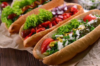 Sosisli sandviç ve craft kağıt closeup sebze