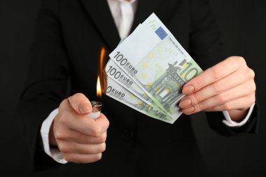 Kadın yanan Euro banknot