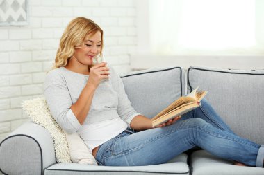 bardak suyu ile güzel bir kadın