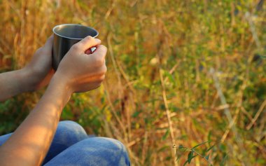 Metal turistik çay Kupası inhands