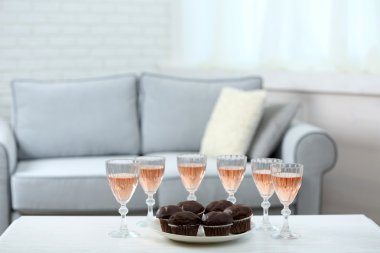 Evde yiyecek ve içecekler ile tablo